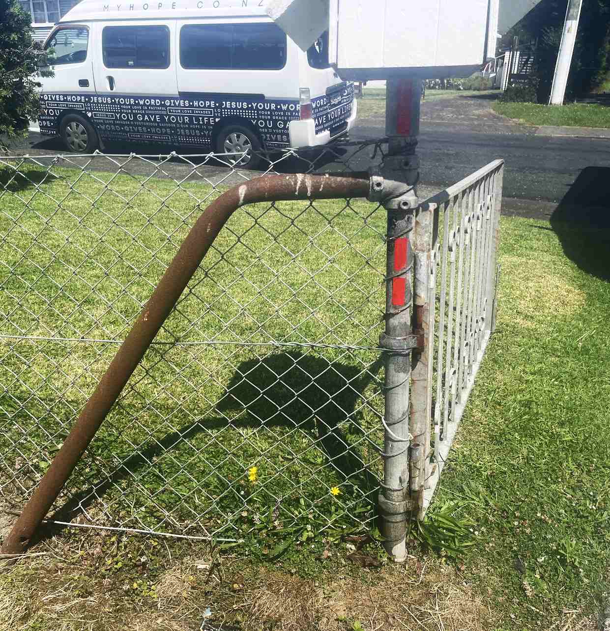 Installation and repair of chain link mesh fence - Sesame Gate Automation